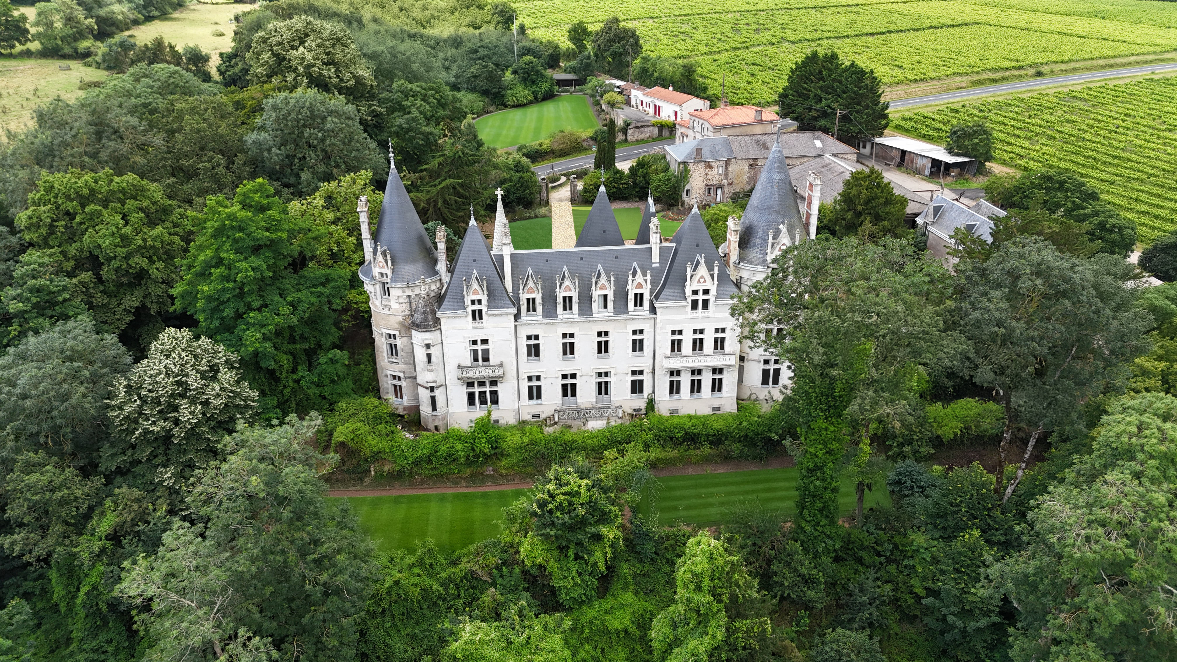 Façade principale du Château de la Touche d'Amour
