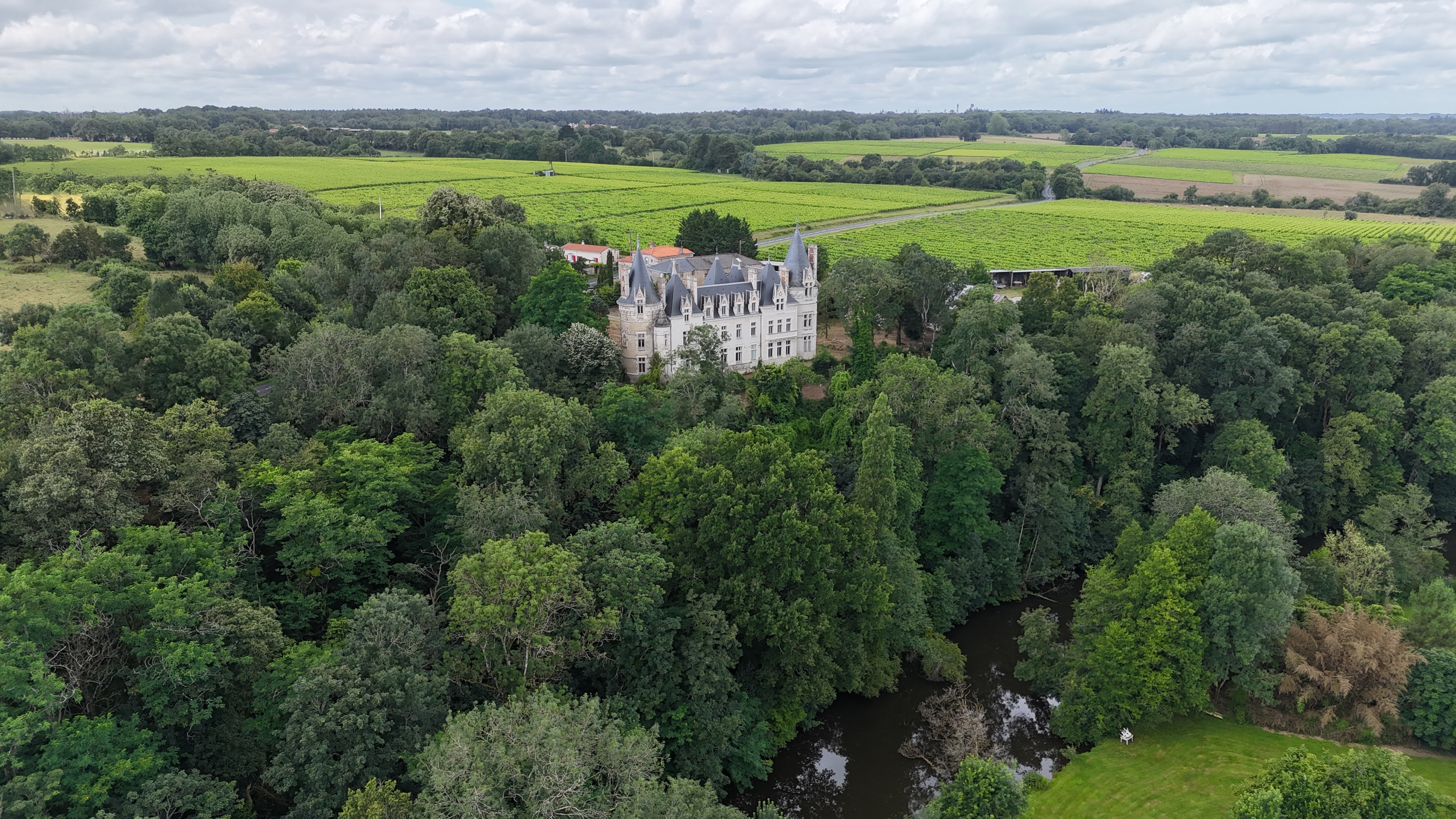 Façade du château au crépuscule