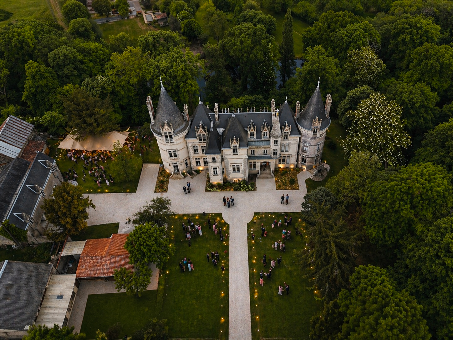 Mariage au château — vue d'ensemble